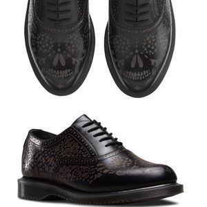 Dr. Martens Aila Kensington Etched Skull Black 9